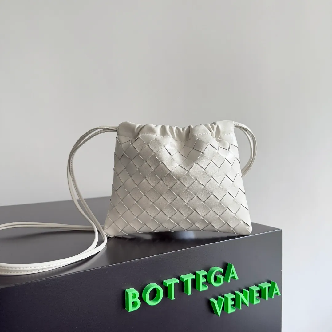Batch 1400 BOTTEGA VENETA DUSTBAG mini size is officially launched📣📣. It still continues the classic weaving process. The lazy and casual feeling presented by the drawstring pockets is not too suitable for summer. The small back body is light and convenient. It is enough to carry lipstick and tissues when going out every day. It is not easy to make mistakes with any clothes. The shoulder strap has a buckle and pull-out design, which can be adjusted to unlock multiple carrying methods. Style number: 816987 Size: 21*16.6*1cm